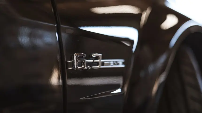 Résultat polissage miroir et correction de peinture sur voiture de prestige à Arçon