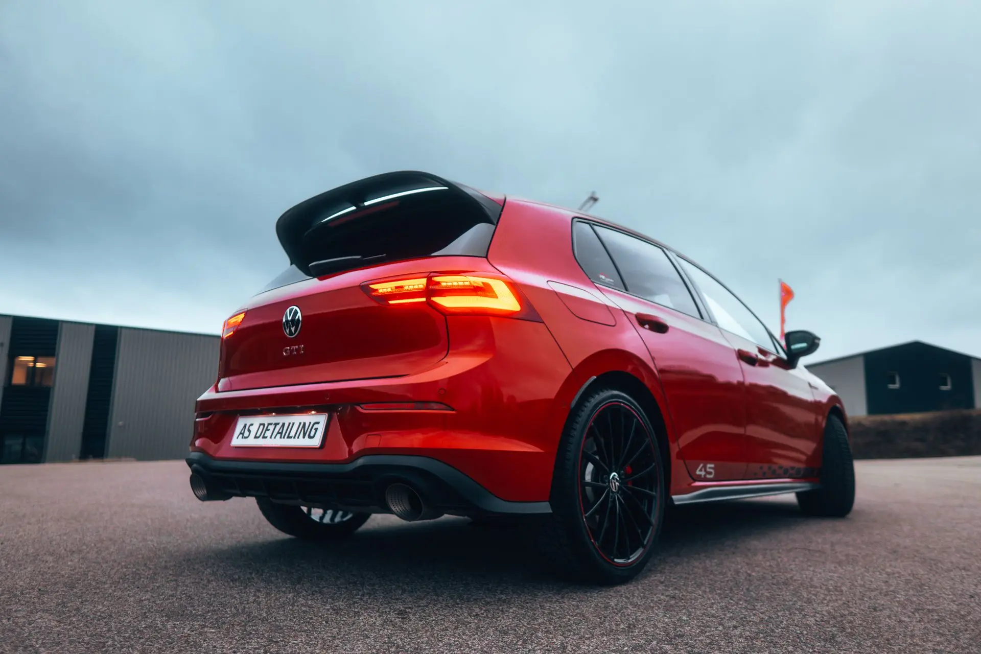 Expertise et correction du vernis automobile sous lampe scialytique avant céramique